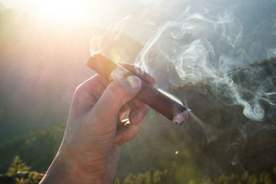 La forma correcta de fumar un puro: técnica y etiqueta